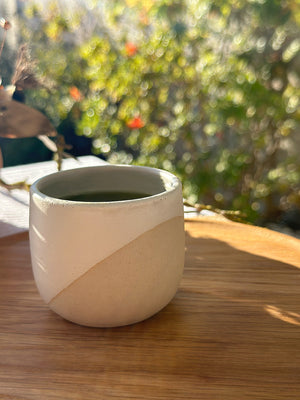 Petite tasse à café expresso blanche et crème