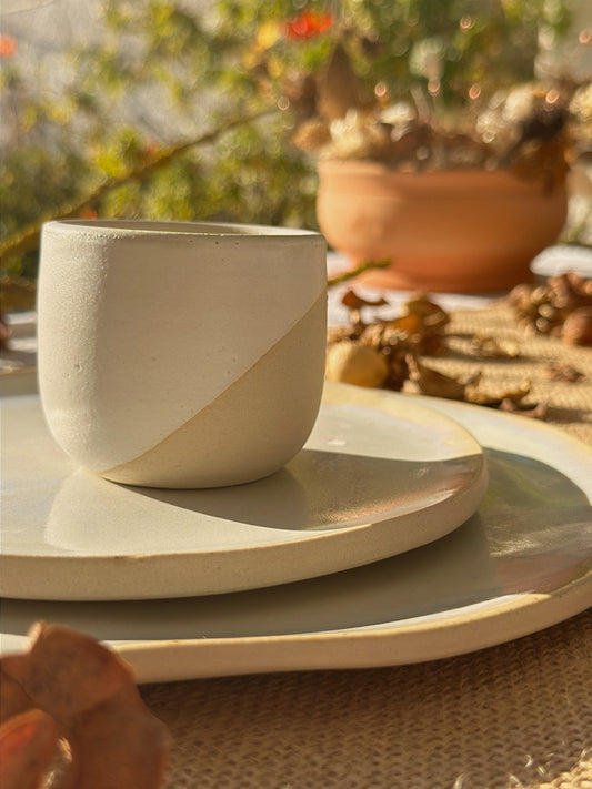 Petite tasse à café expresso blanche et crème